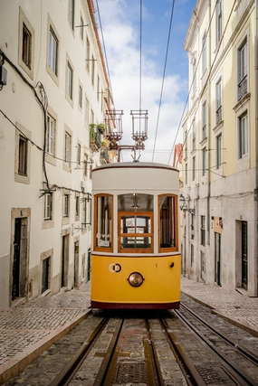 里斯本街道行驶的电车图片